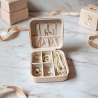 EKVEER Mini Travel Jewellery Box for Women, Portable PU Leather Jewellery Organiser with Zipper - Beige/Light Peach