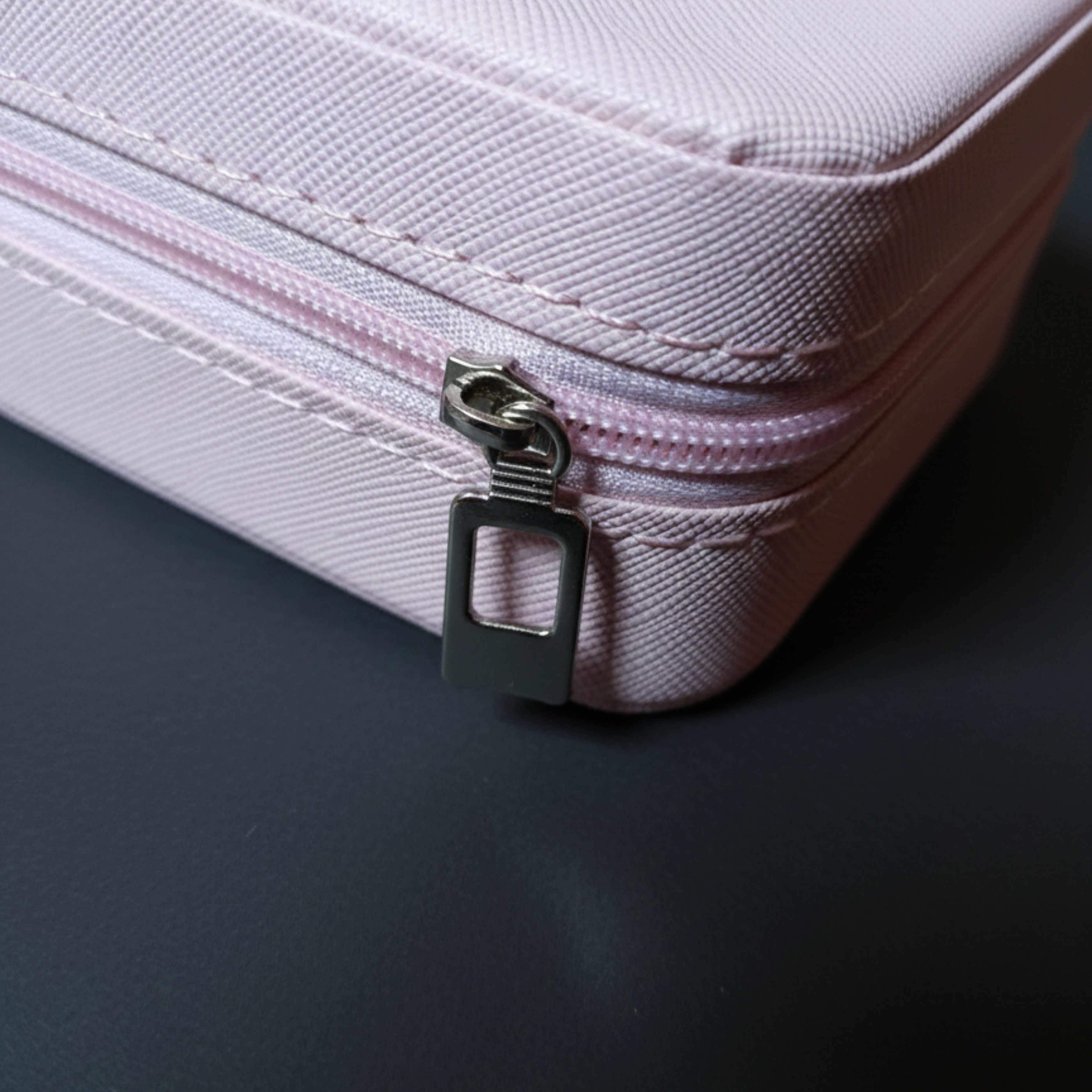 EKVEER Mini Travel Jewellery Box for Women, Portable PU Leather Jewellery Organiser with Zipper - Light Pink/Blush Pink